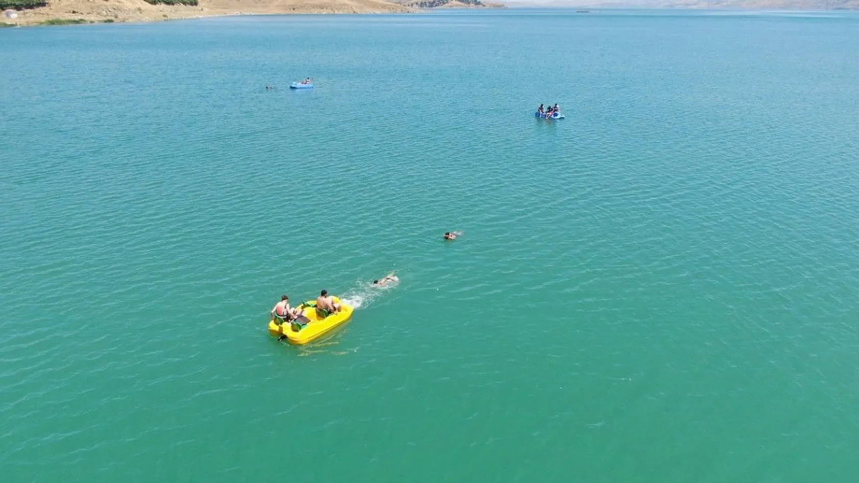 Hazar Gölü'ndeki plajlar Ege ve Akdeniz'i aratmıyor