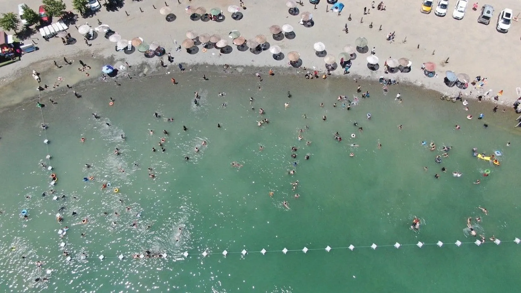 Hazar Gölü'ndeki plajlar Ege ve Akdeniz'i aratmıyor