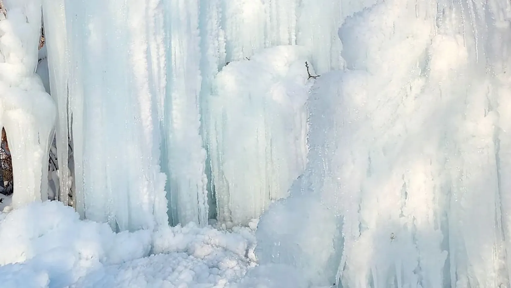 Elazığ'da doğanın buzdan sanatı