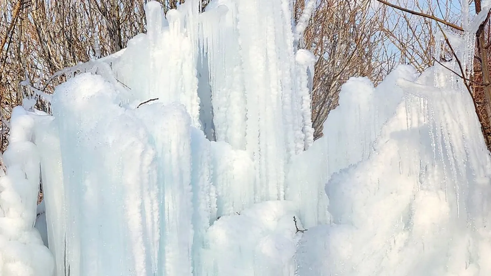 Elazığ'da doğanın buzdan sanatı