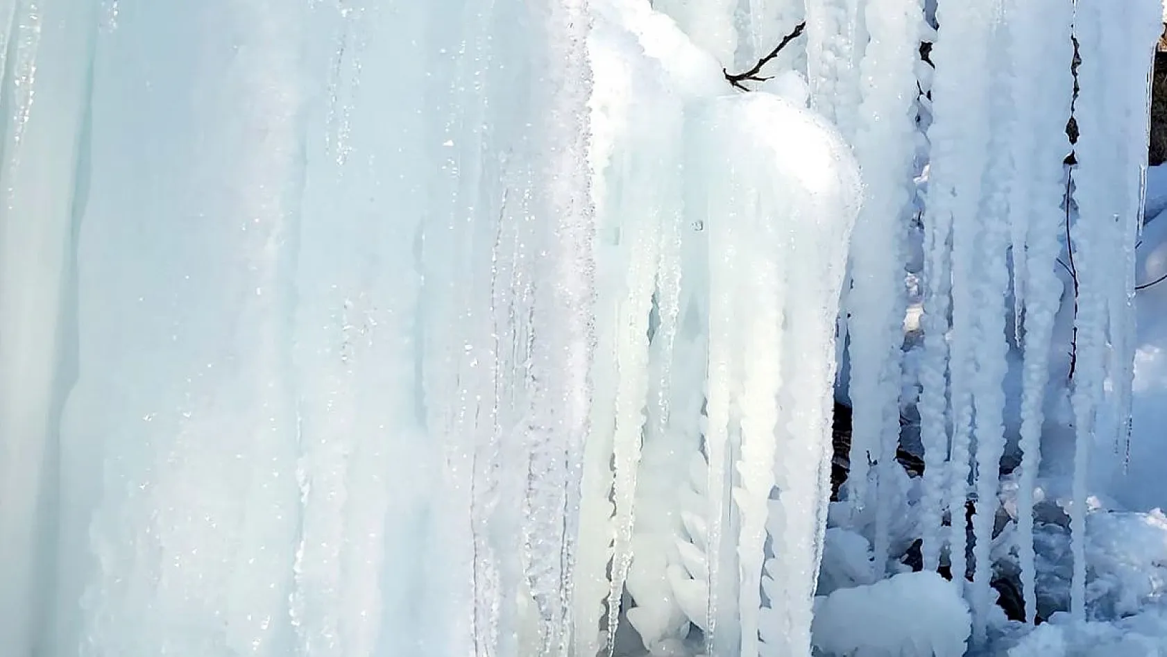 Elazığ'da doğanın buzdan sanatı