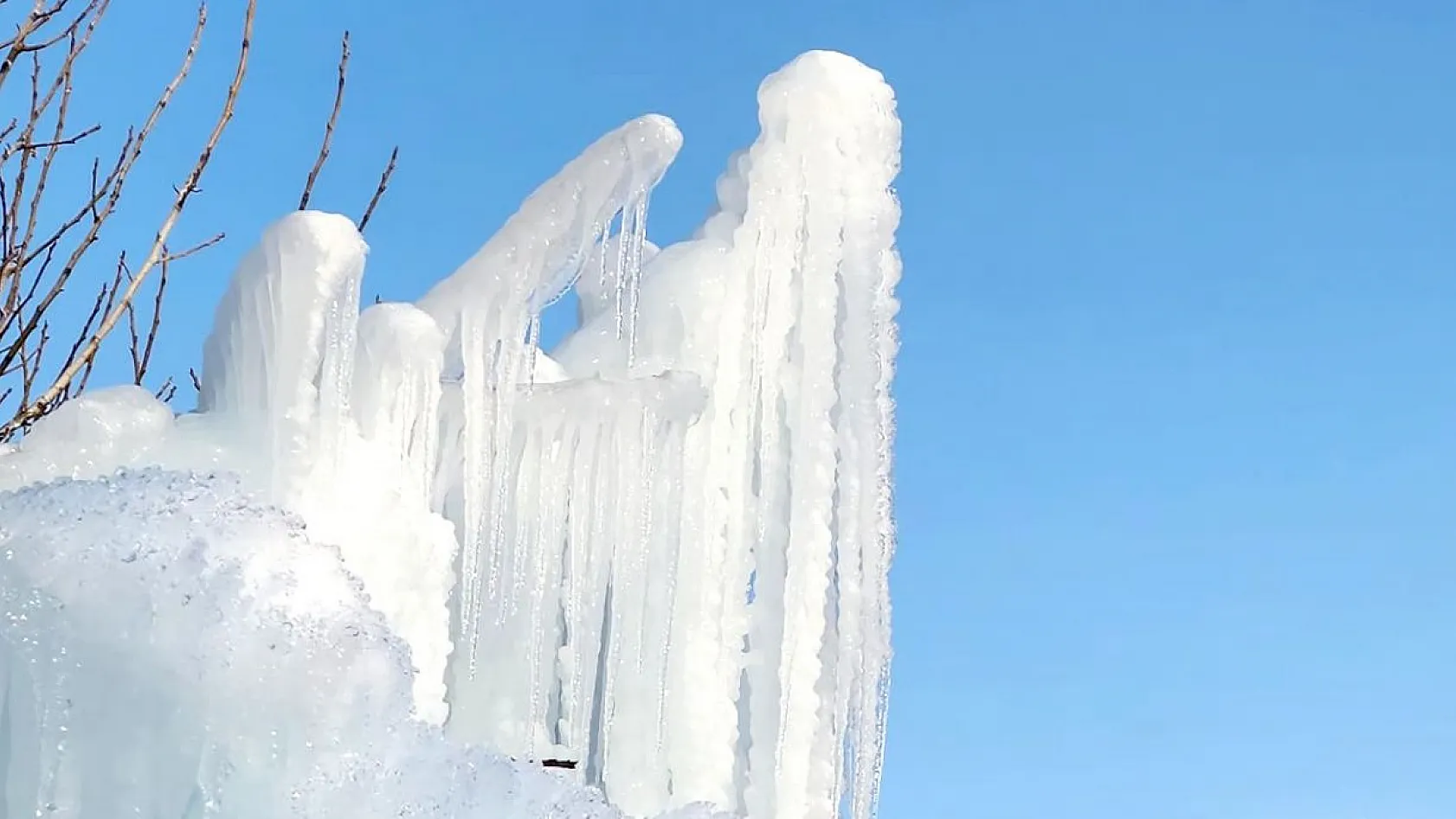 Elazığ'da doğanın buzdan sanatı