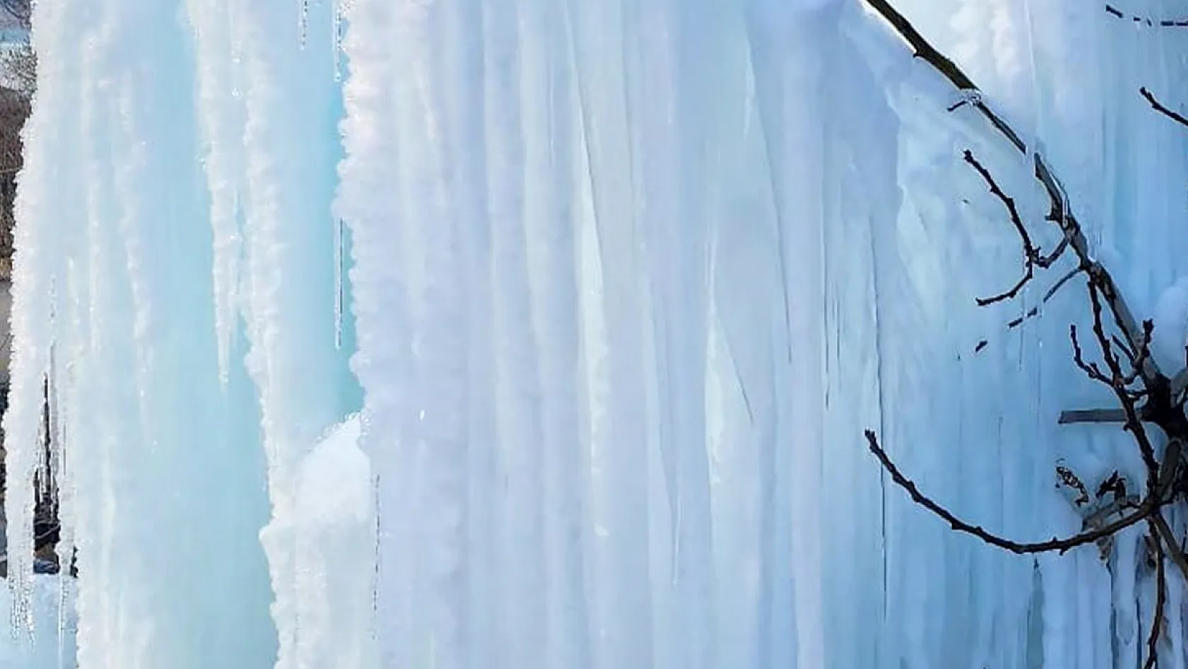 Elazığ'da doğanın buzdan sanatı