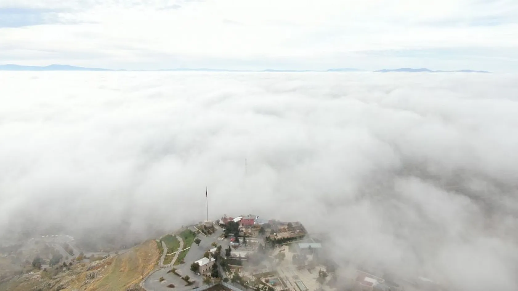 Elazığ sis denizinde kayboldu