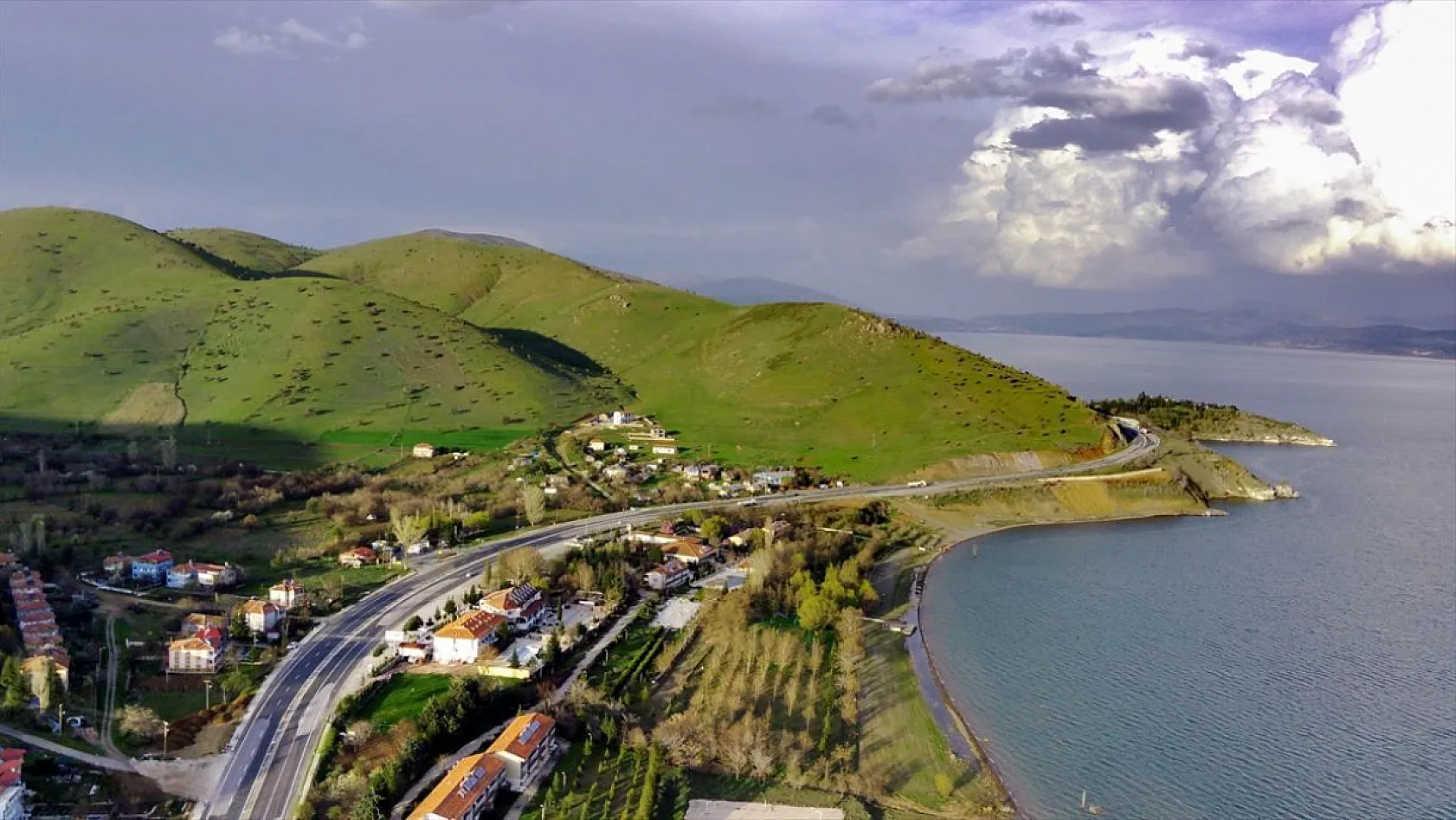 Hazar Gölü doğal güzelliğiyle Ramazan Bayramı'na hazır