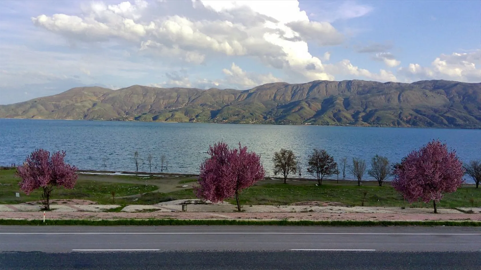 Hazar Gölü doğal güzelliğiyle Ramazan Bayramı'na hazır