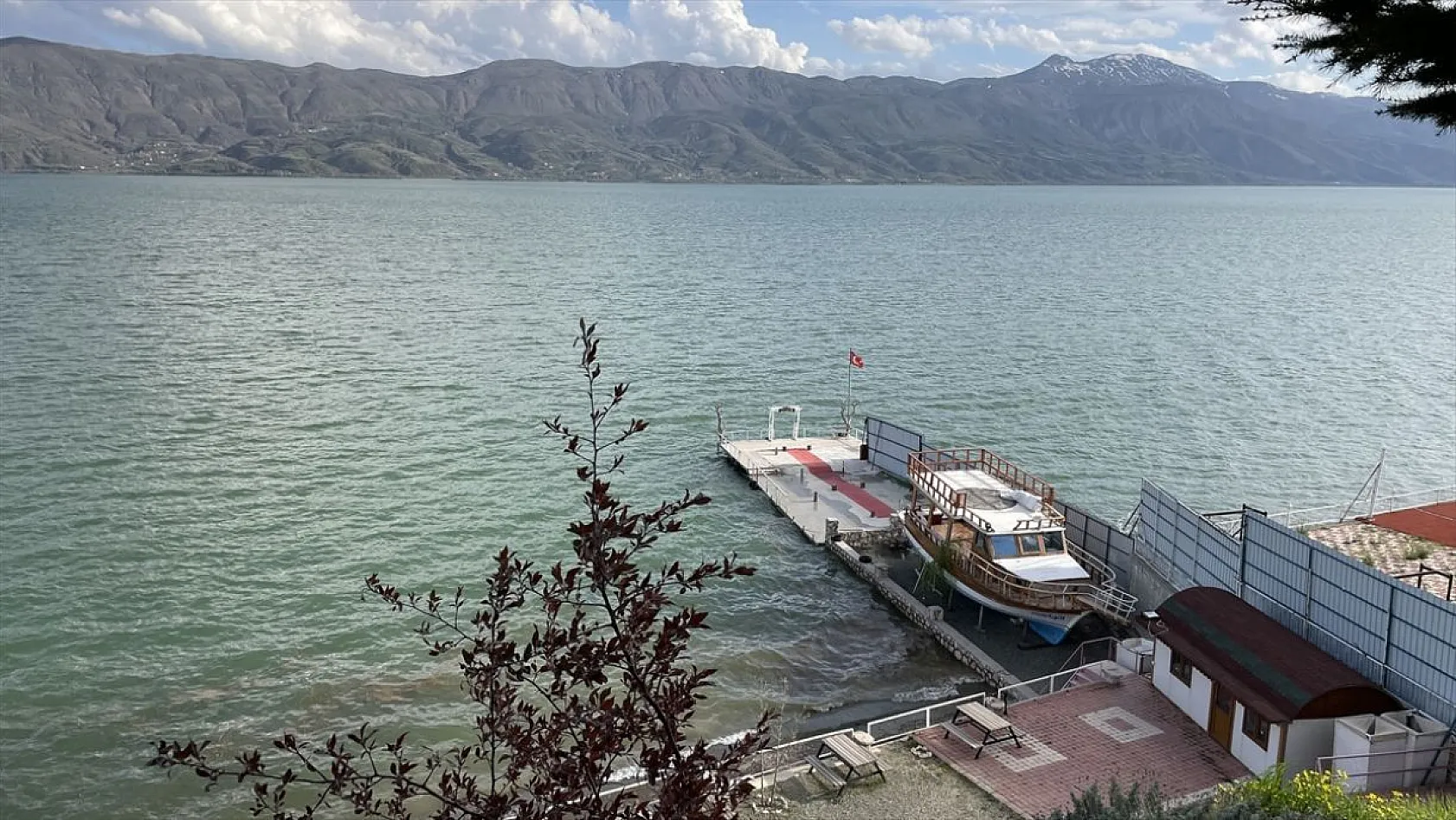 Hazar Gölü doğal güzelliğiyle Ramazan Bayramı'na hazır