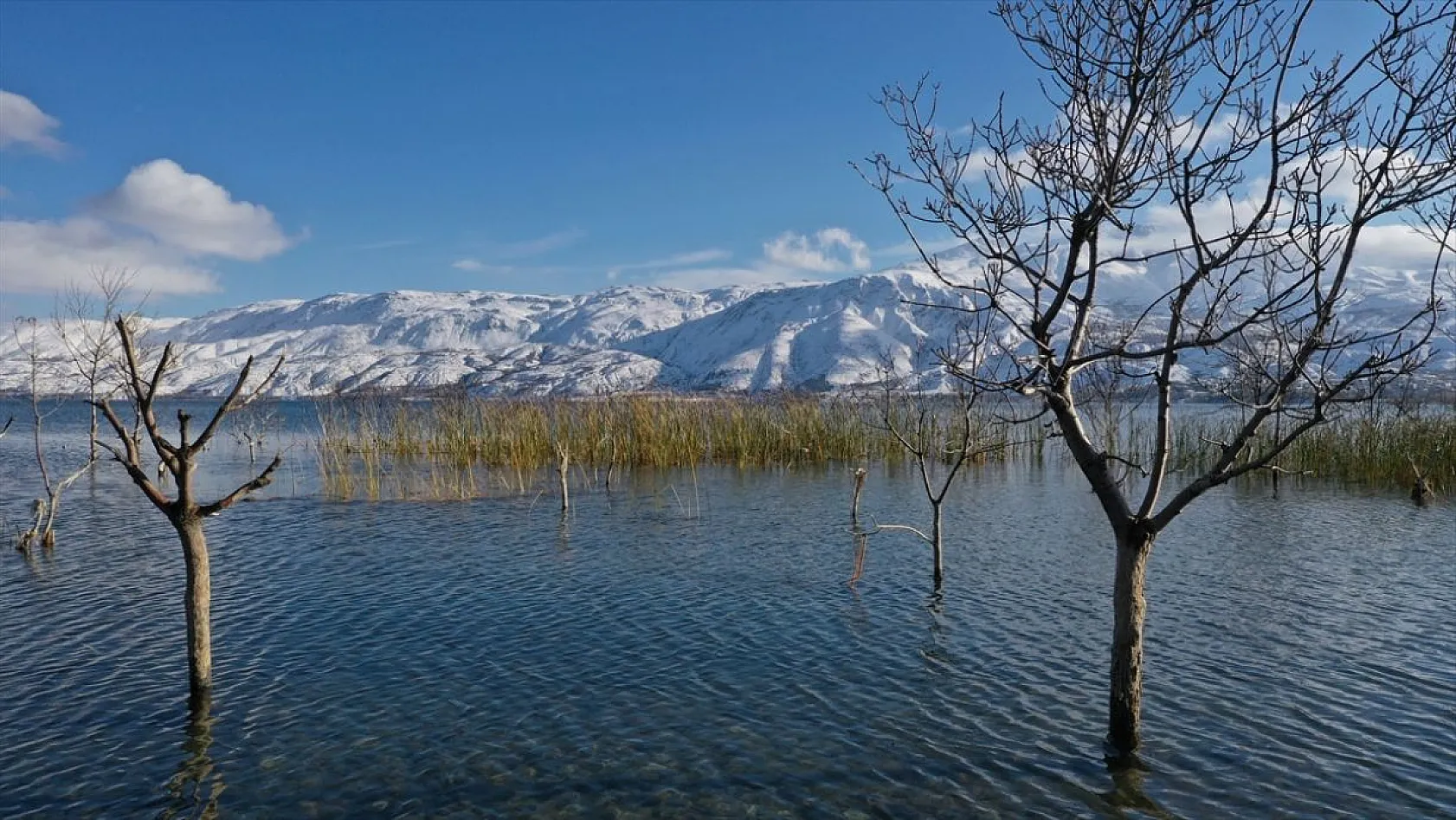 Elazığ'ın gözdesi Hazar Gölü'nde kış güzelliği