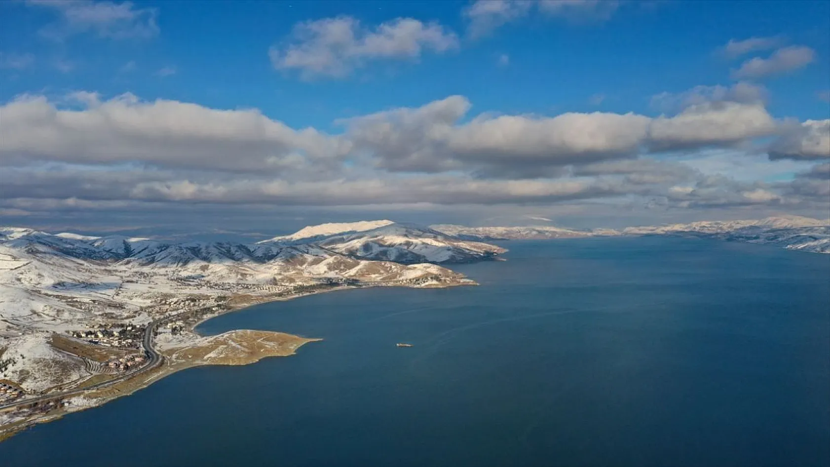 Elazığ'ın gözdesi Hazar Gölü'nde kış güzelliği
