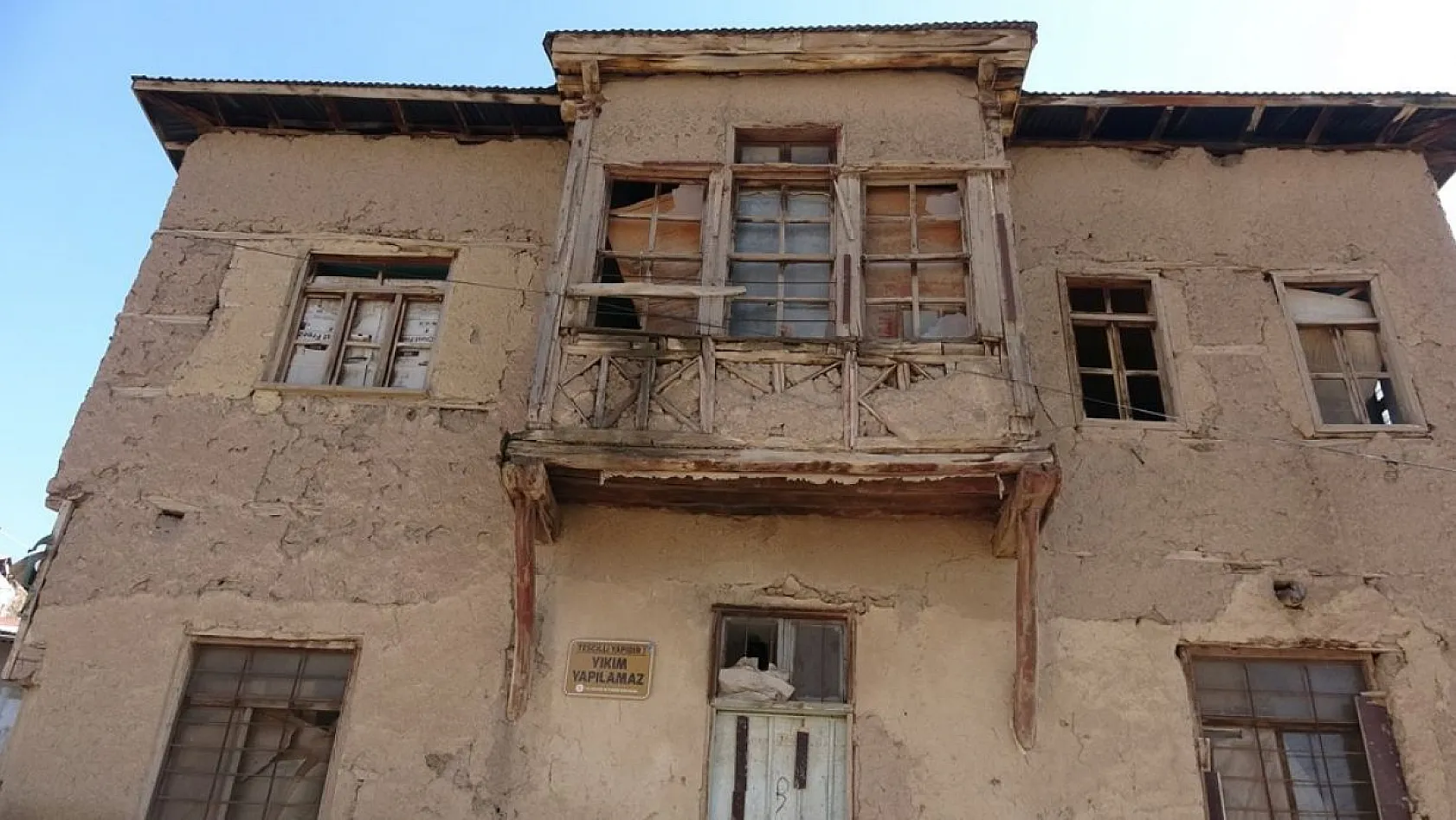 Hüseynik'teki tarihi konaklar depremlere adeta meydan okuyor