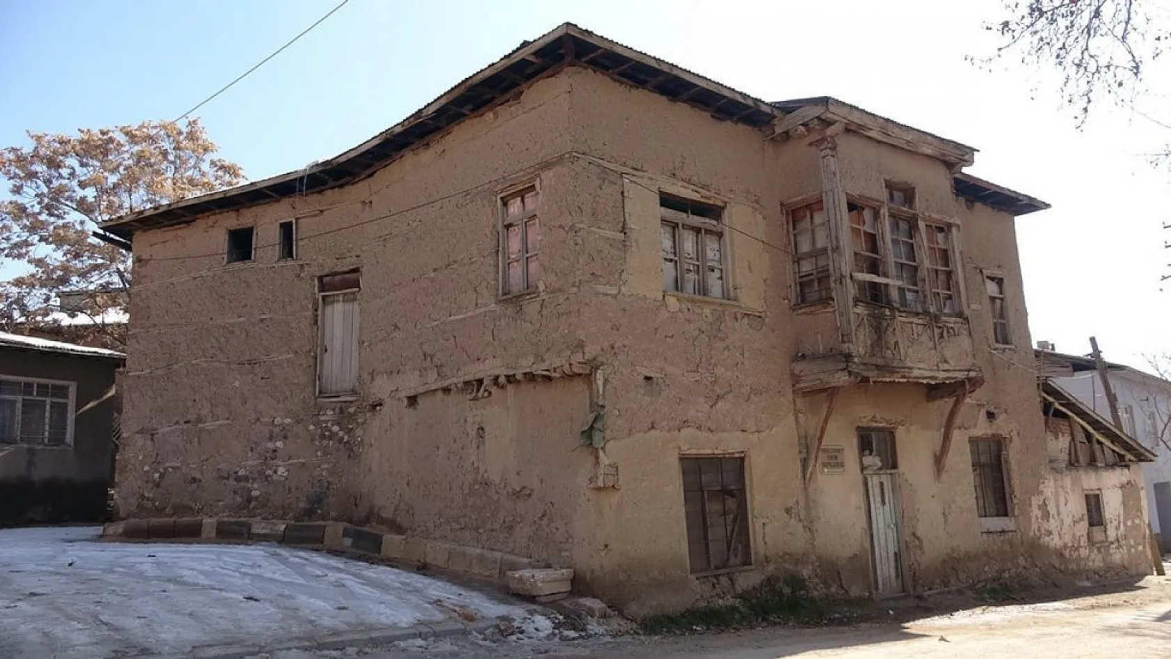 Hüseynik'teki tarihi konaklar depremlere adeta meydan okuyor