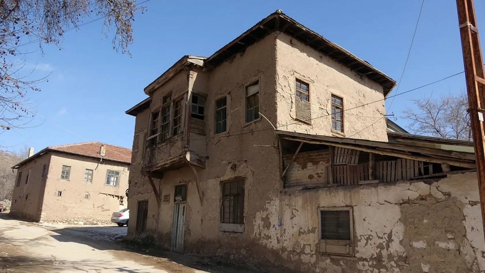 Hüseynik'teki tarihi konaklar depremlere adeta meydan okuyor