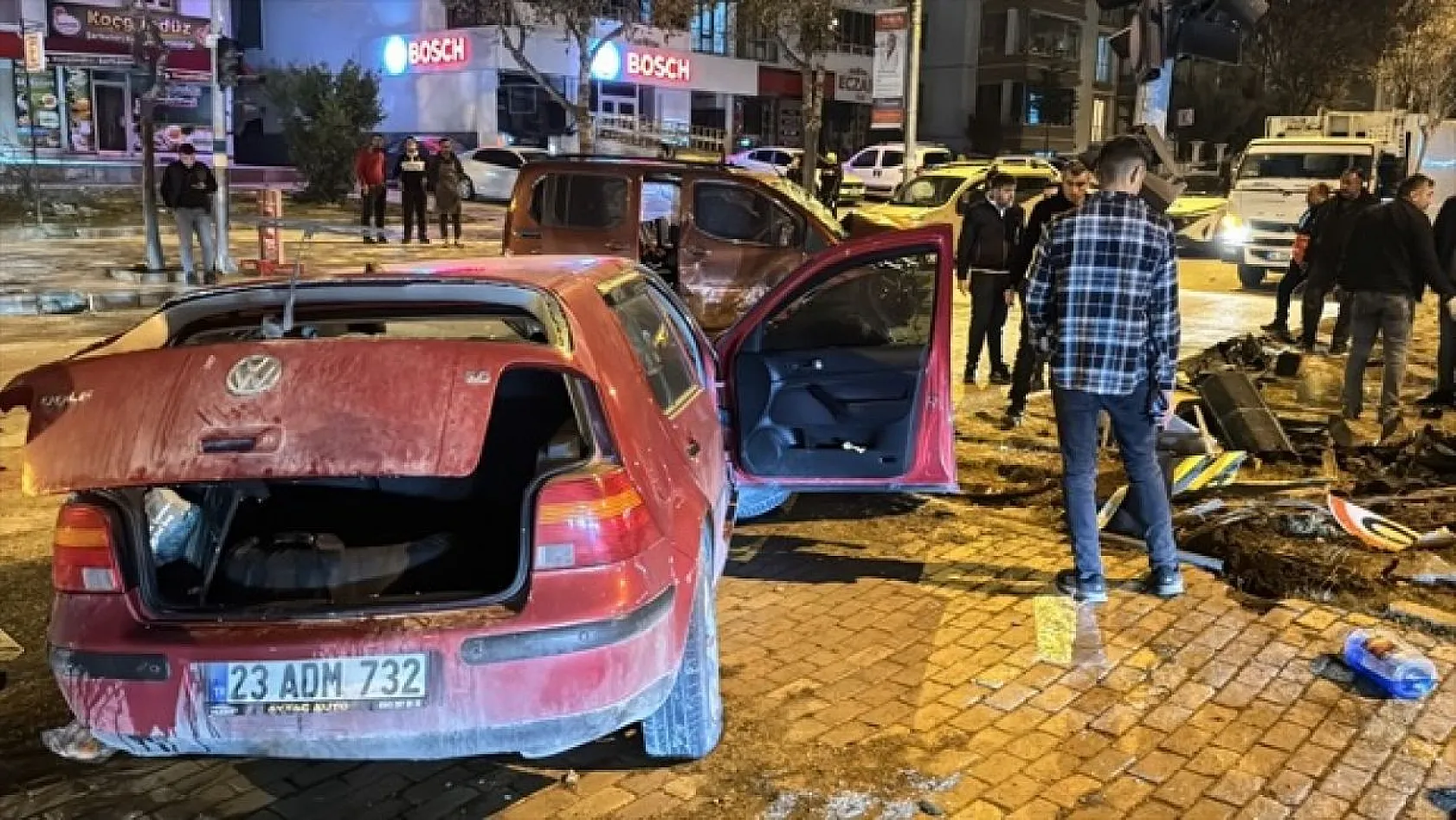 Elazığ'da feci kaza! Yaralılar var...