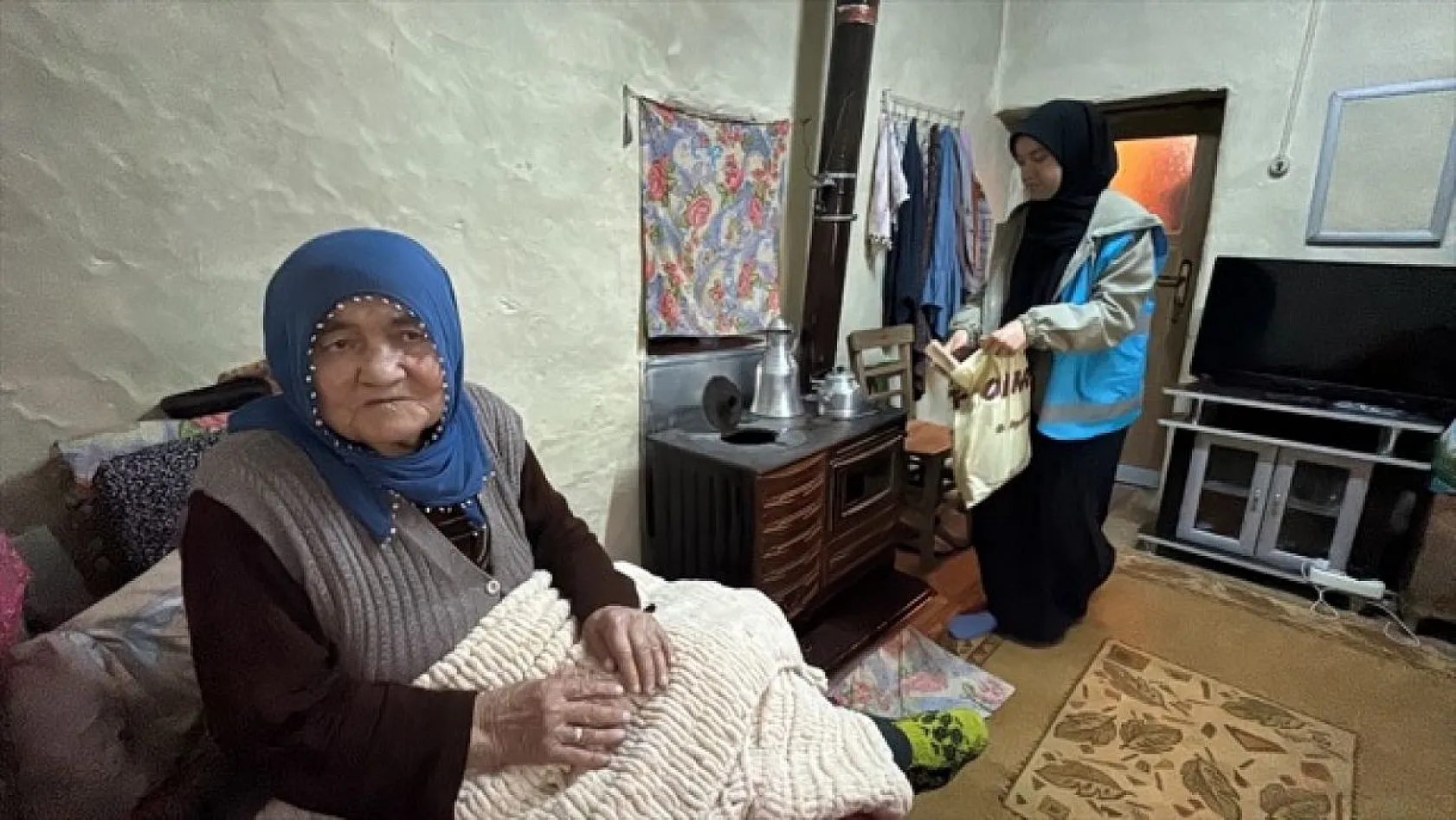 Üniversiteli gençler yaşlıların iftar sofralarını hazırlıyor