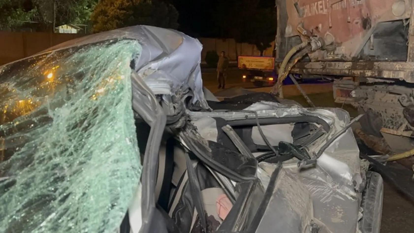 Otomobil su tankerinin altına girdi