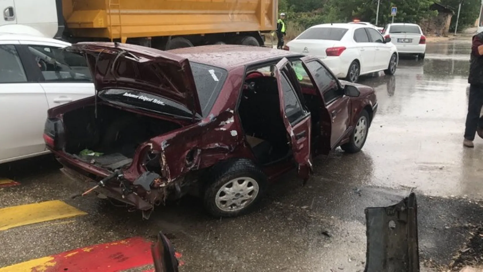 Elazığ'da trafik kazası! Yaralılar var...