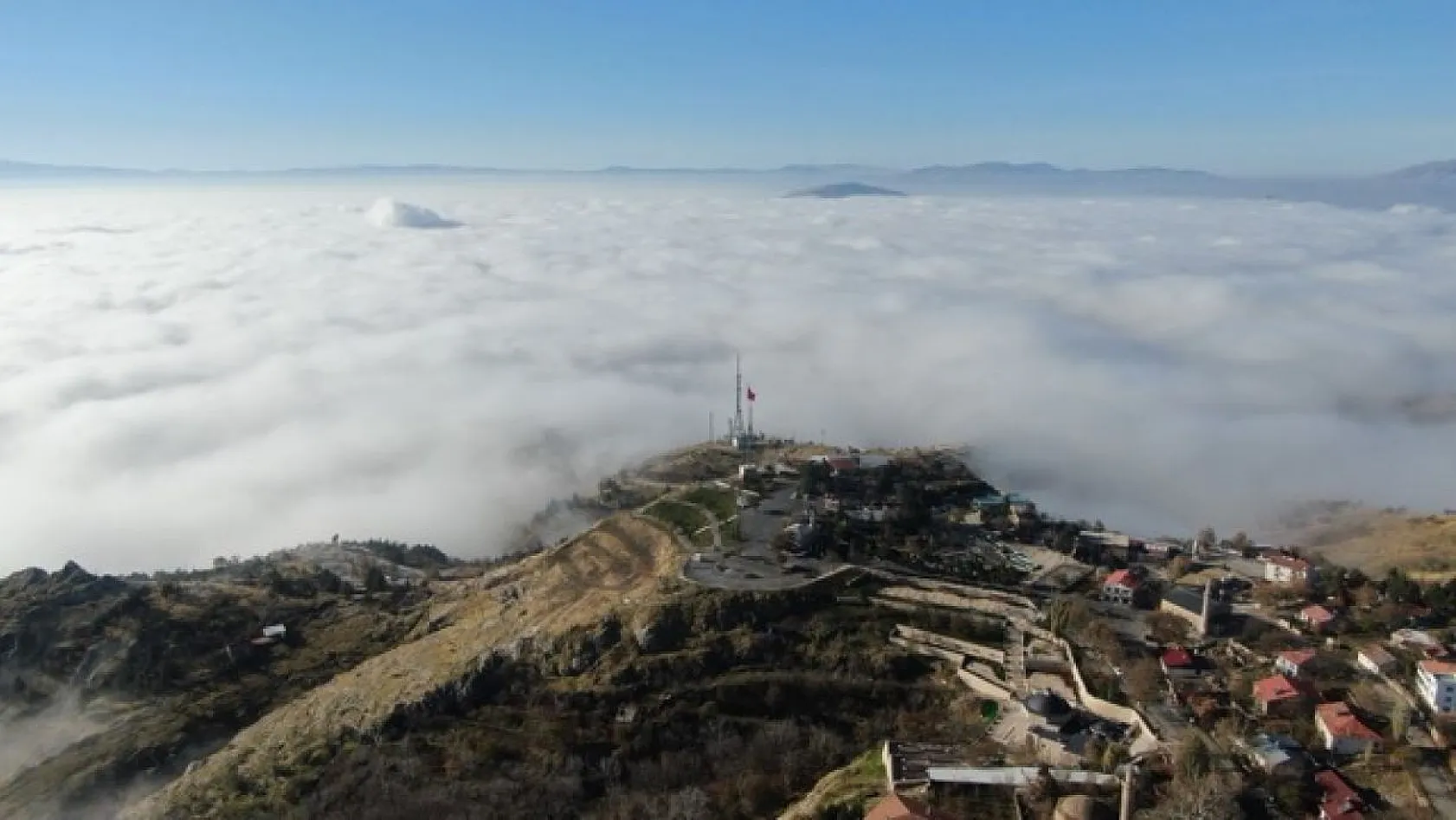 Elazığ'da sisle gelen eşsiz manzara