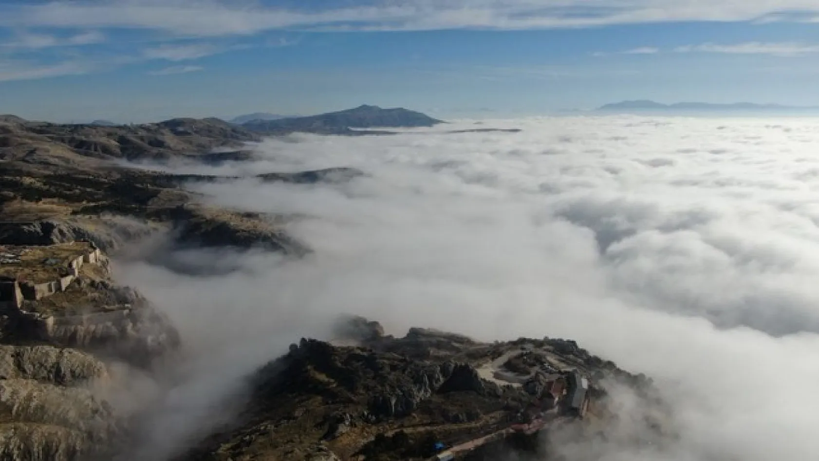 Elazığ'da sisle gelen eşsiz manzara