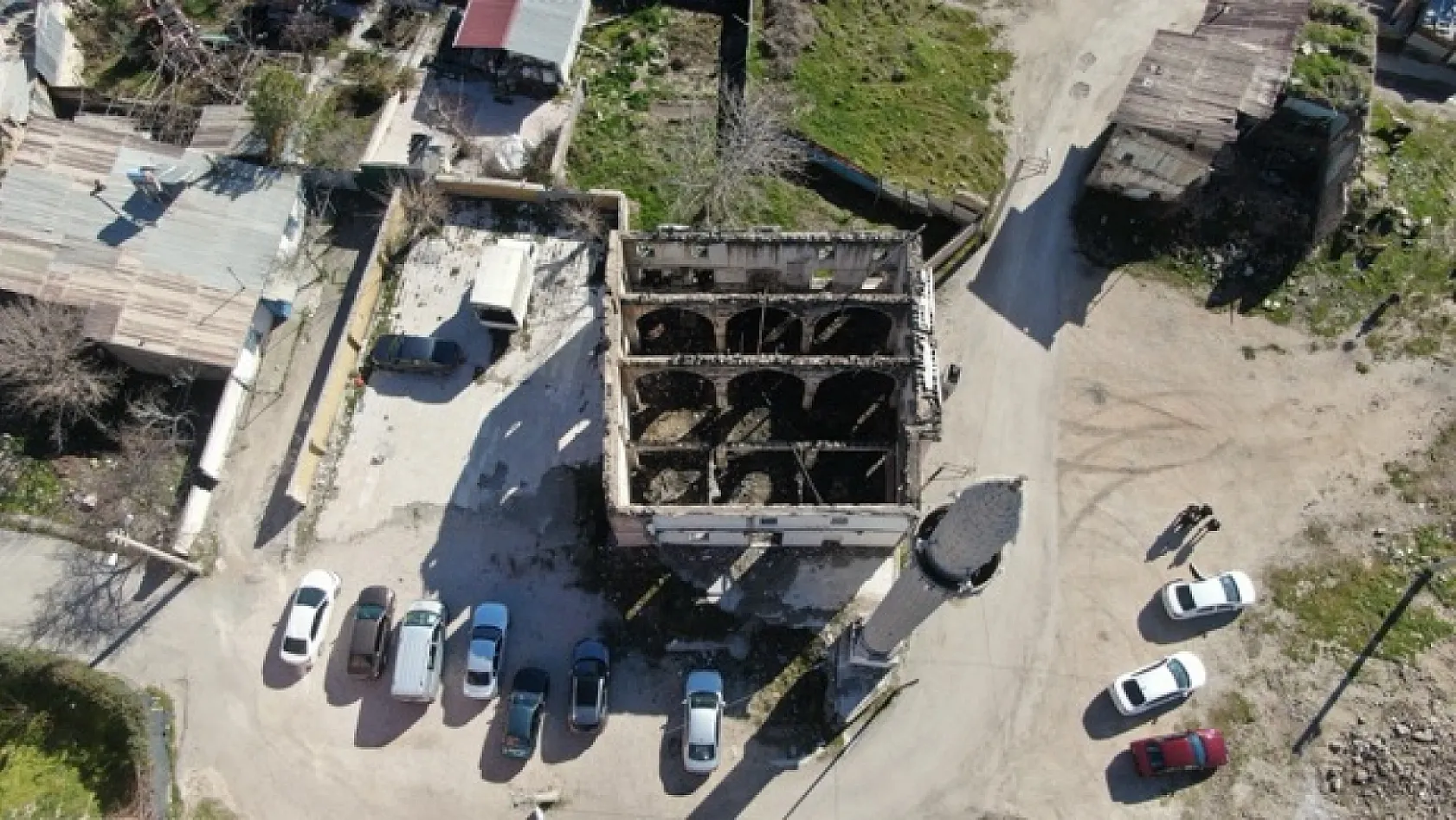 300 yıllık cami bakımsızlıktan harabeye döndü
