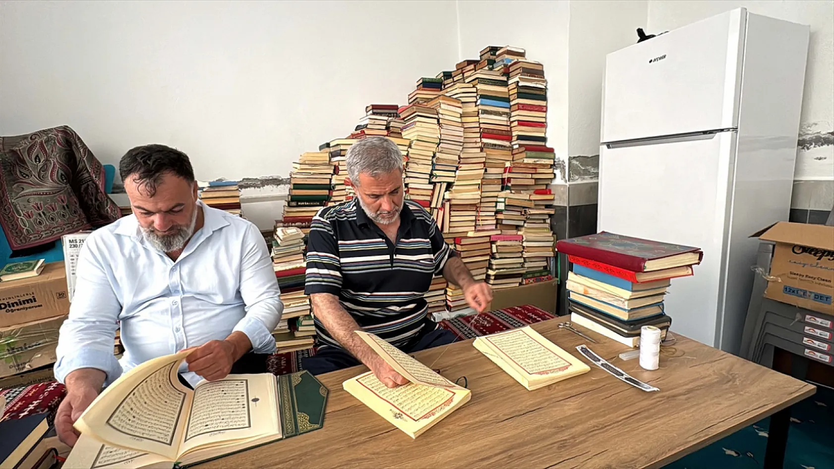 Şehit oğlunun hayrına Kur'an-ı Kerim onarıyor