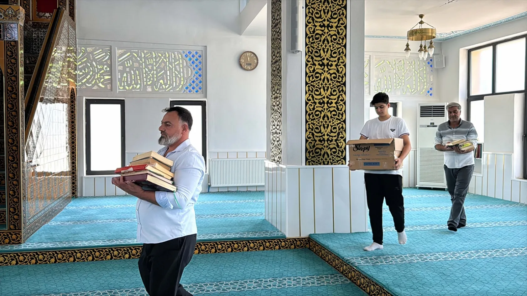 Şehit oğlunun hayrına Kur'an-ı Kerim onarıyor