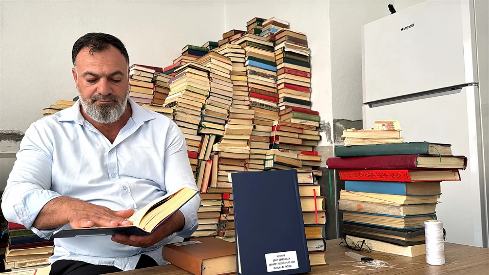 Şehit oğlunun hayrına Kur'an-ı Kerim onarıyor