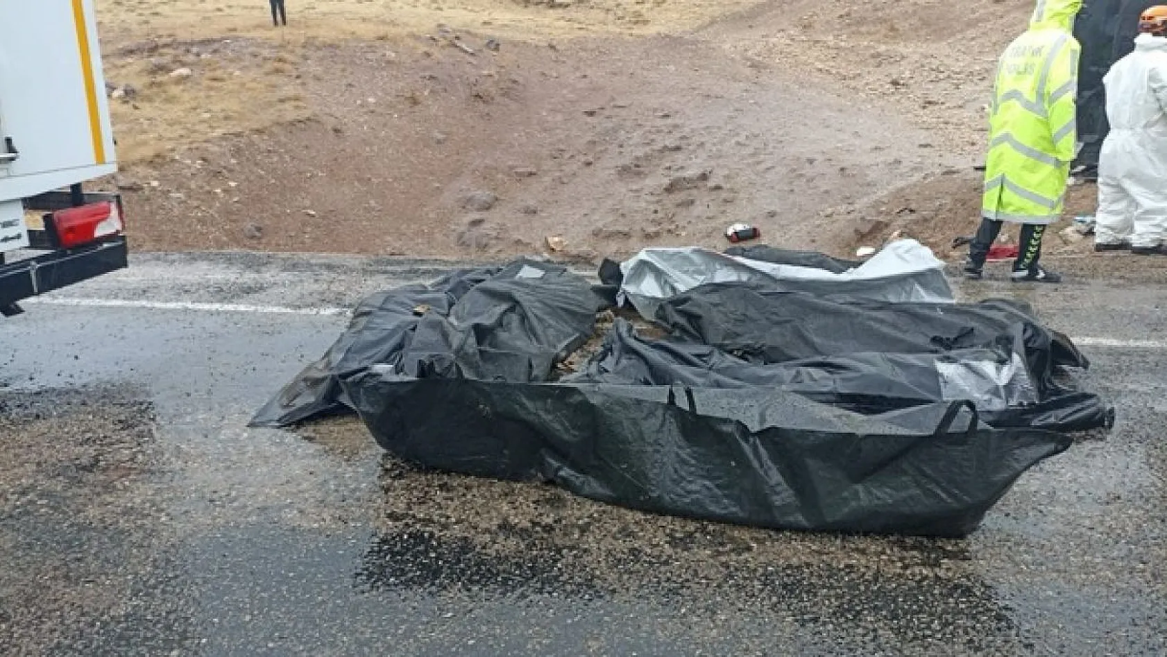 Sivas'ta yolcu otobüs devrildi! Çok sayıda ölü ve yaralı var