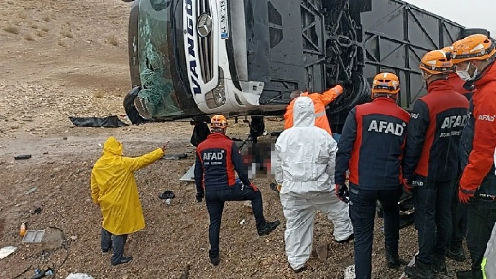 Sivas'ta yolcu otobüs devrildi! Çok sayıda ölü ve yaralı var