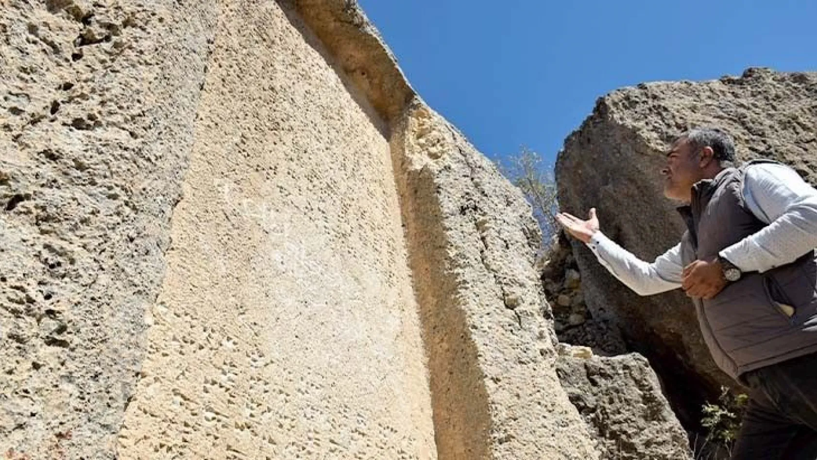 3 bin yıllık taş kitabe ilk günkü ihtişamını koruyor