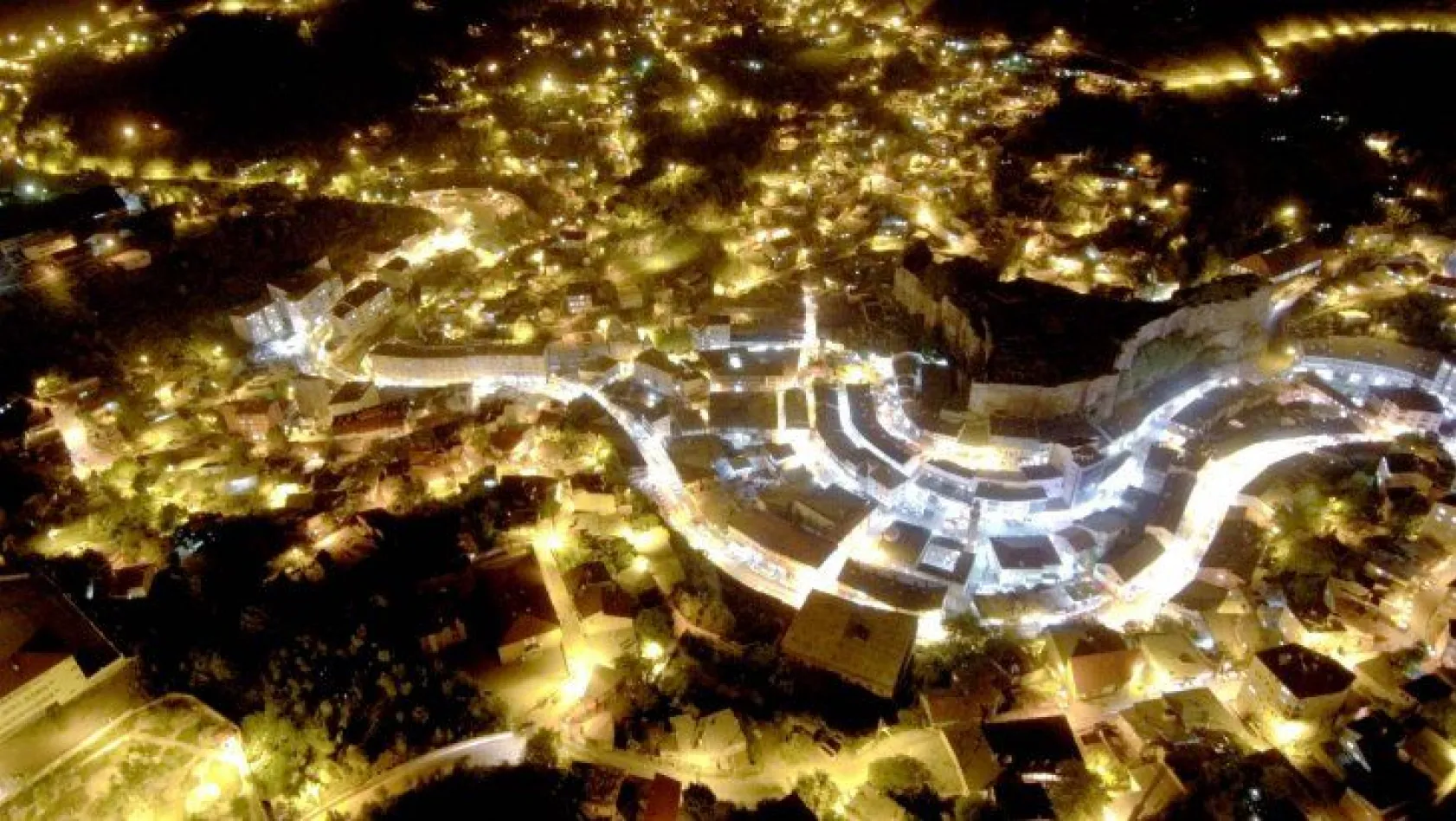7 bin yıllık Bitlis'in gece görüntüsü göz kamaştırıyor