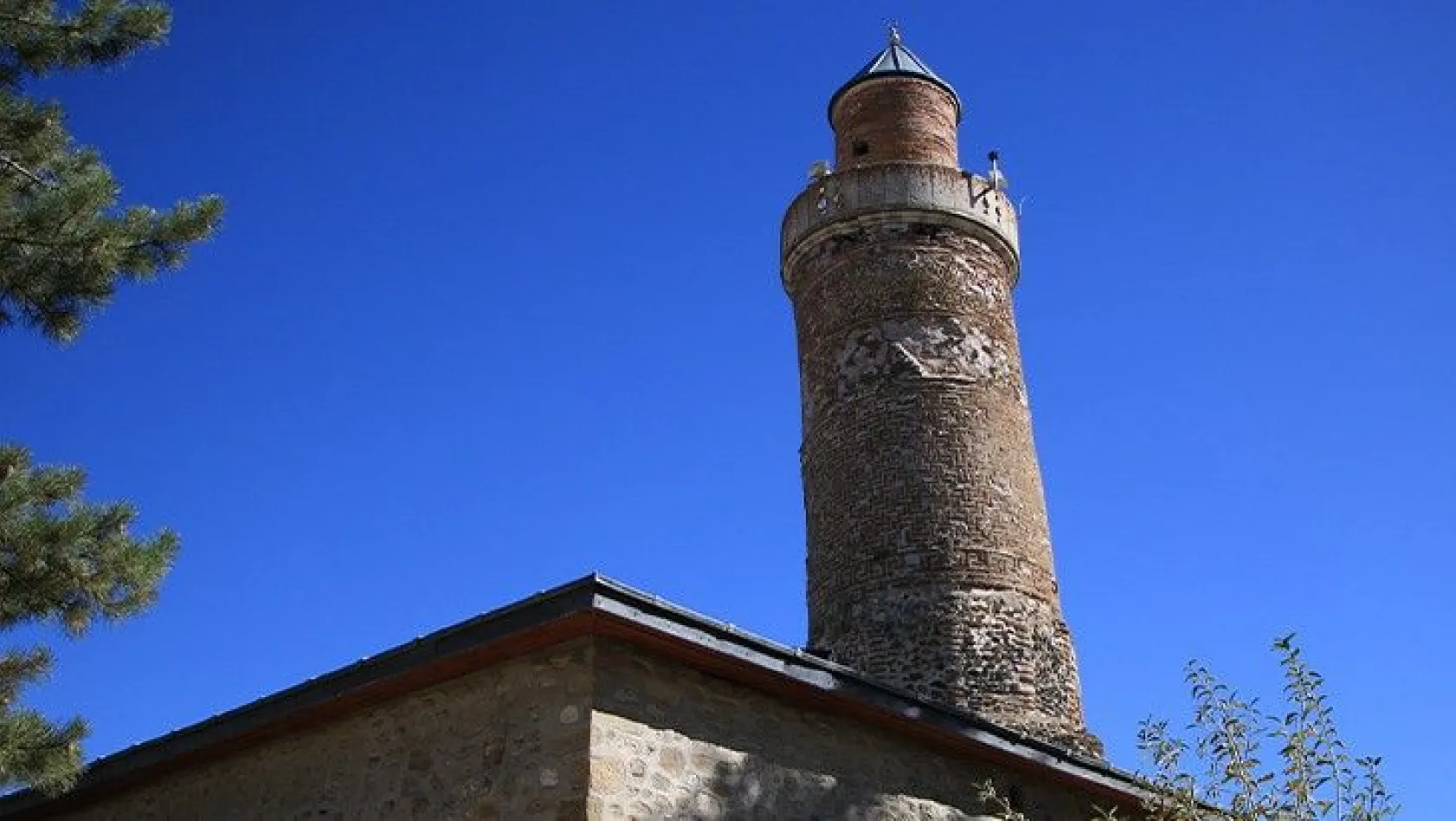 9 asırlık eğri minare ilk günkü ihtişamını koruyor