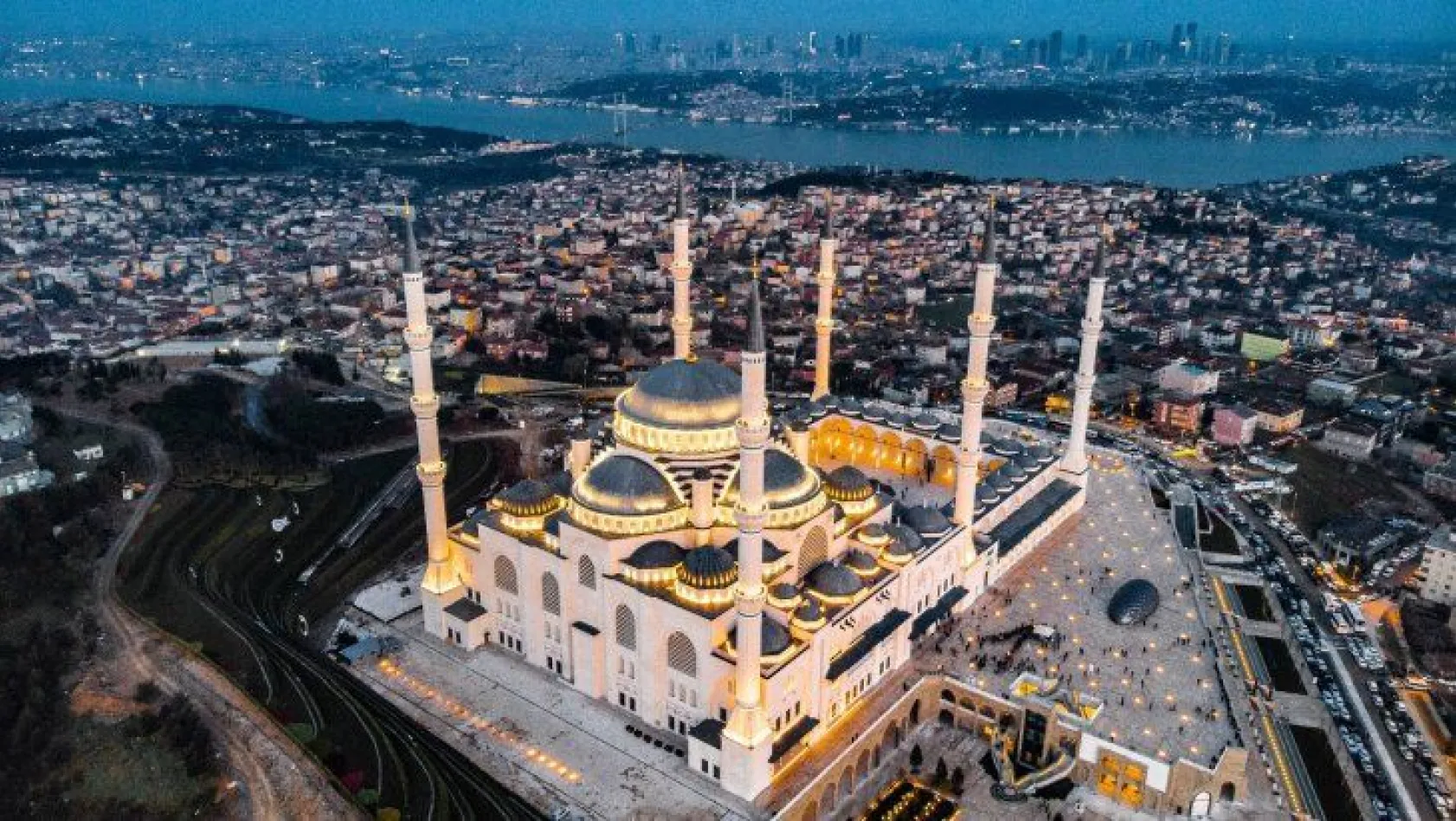 Çamlıca Camii görüntüsüyle İstanbul'u süslüyor