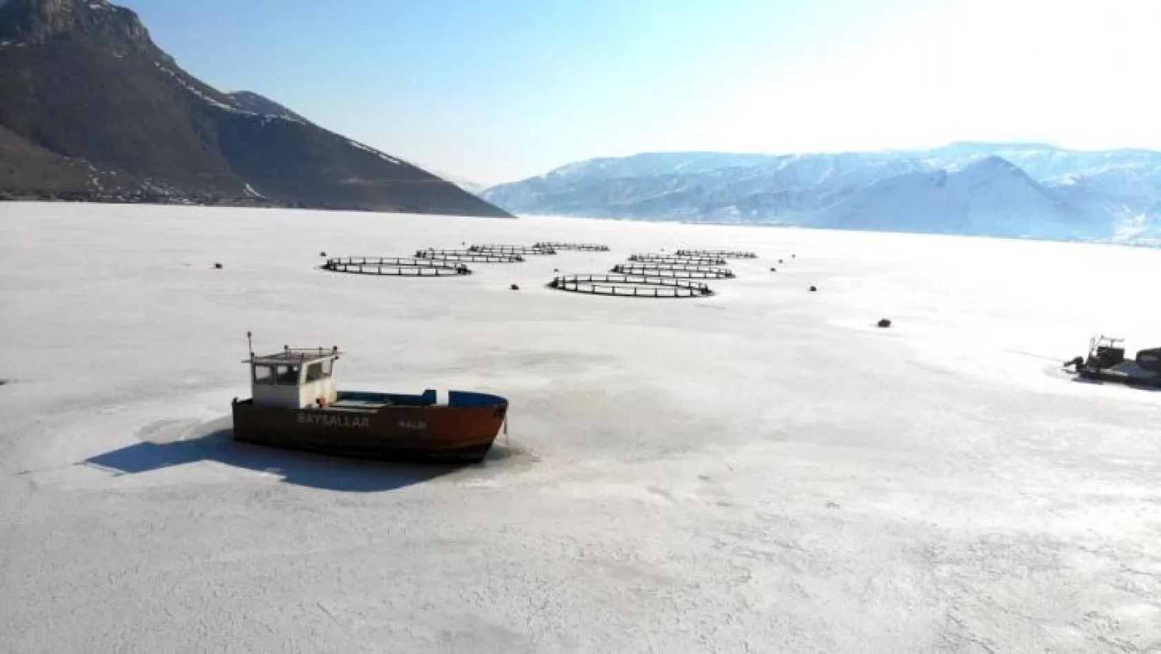 Çat Barajı buz gölüne döndü