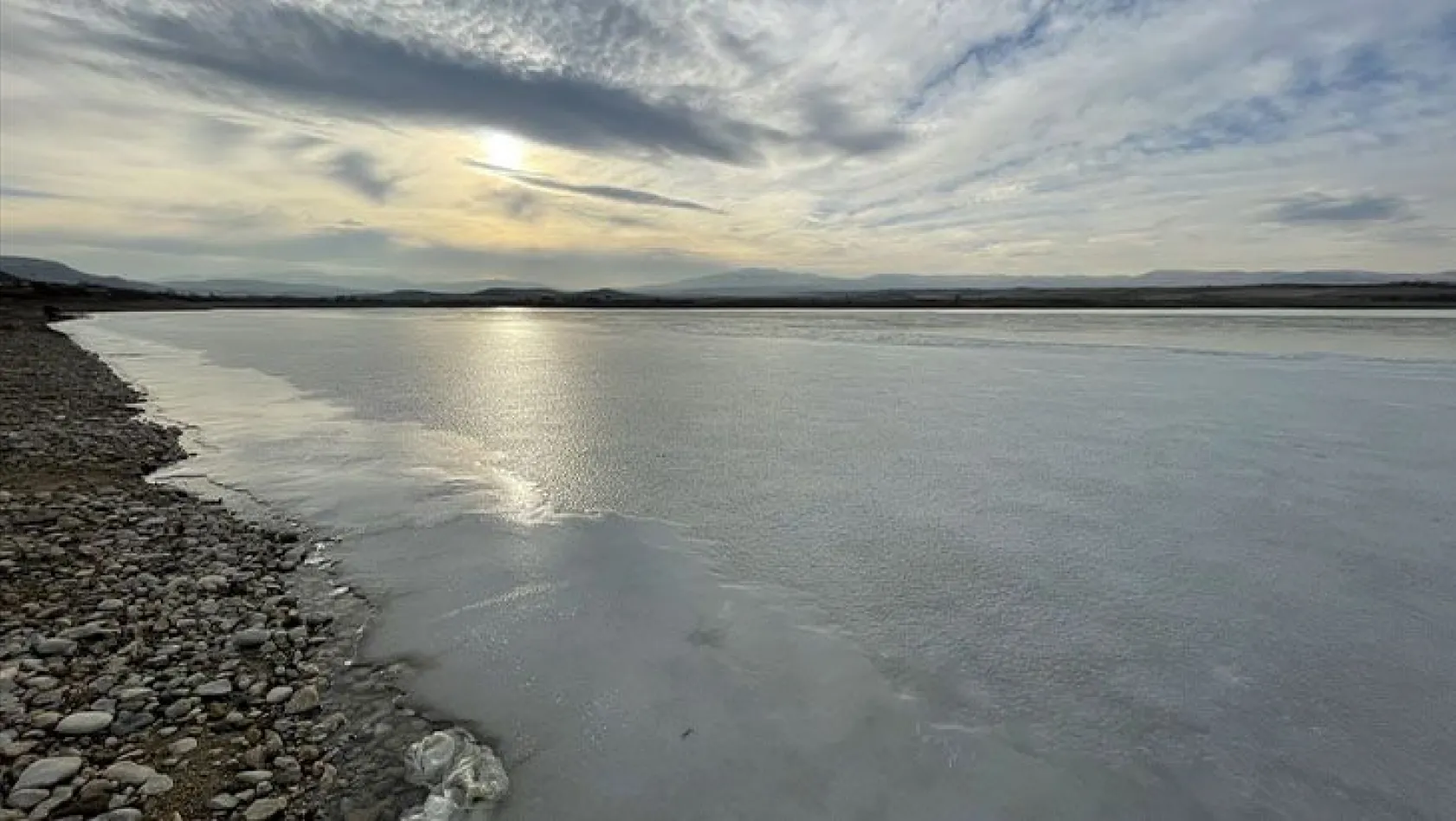 Cip Baraj Gölü kısmen buz tuttu