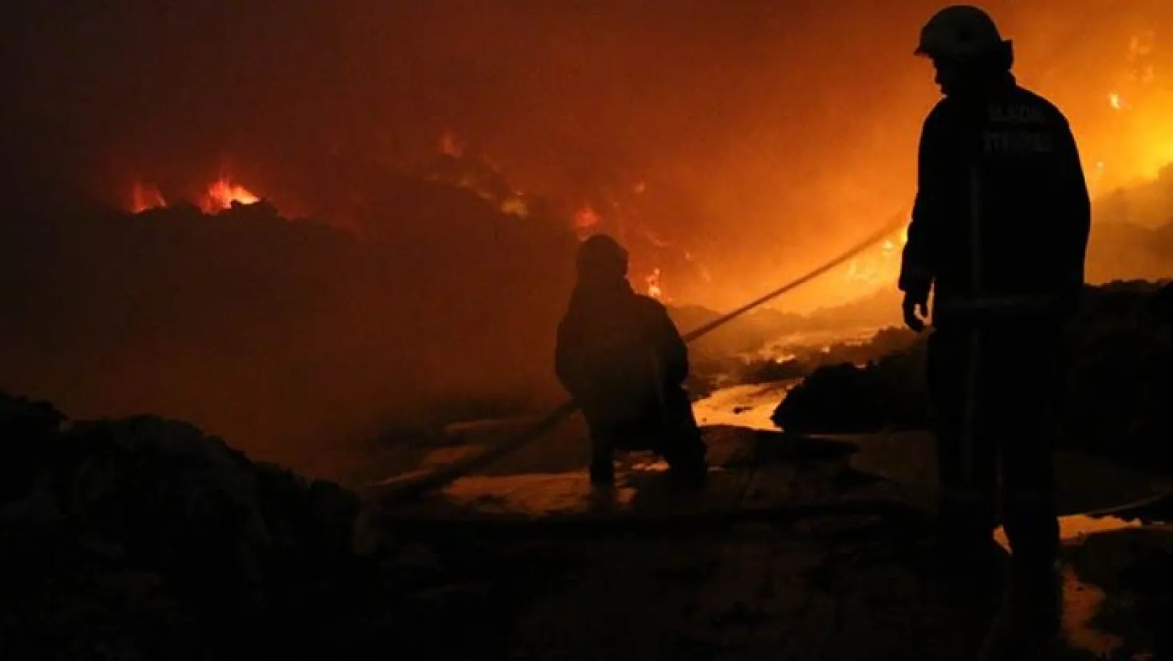 Elazığ'daki büyük yangın fotoğraf karelerine böyle yansıdı