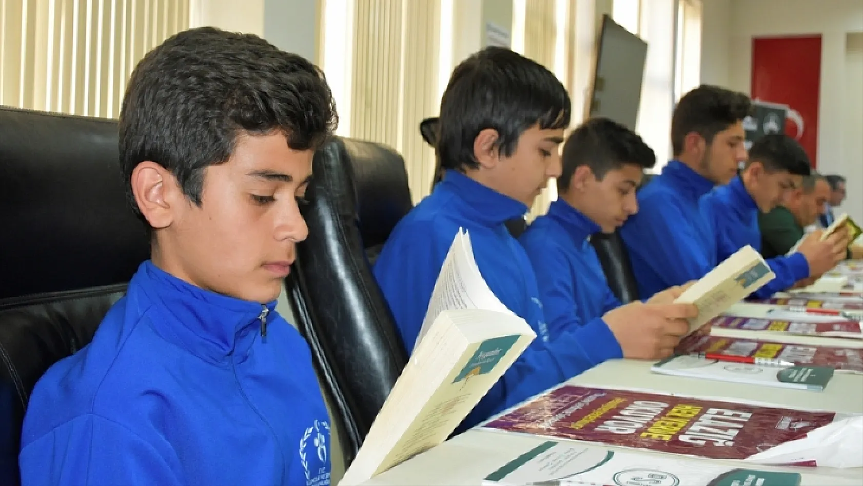 Kitap okuduktan sonra sahaya çıkıyorlar