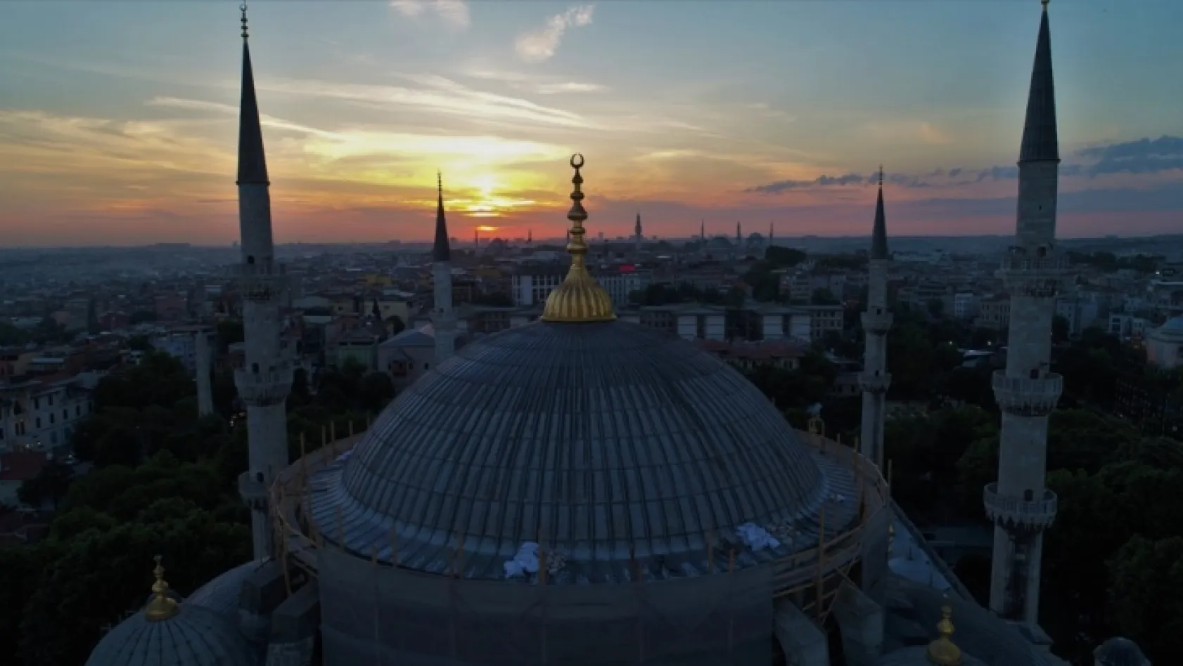 Kızıla bürünen Sultanahmet Camii hayran bıraktı
