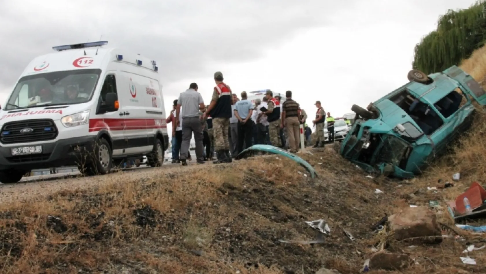 Minibüs kaza yaptı, 2 hemşire öldü, 12 kişi yaralandı