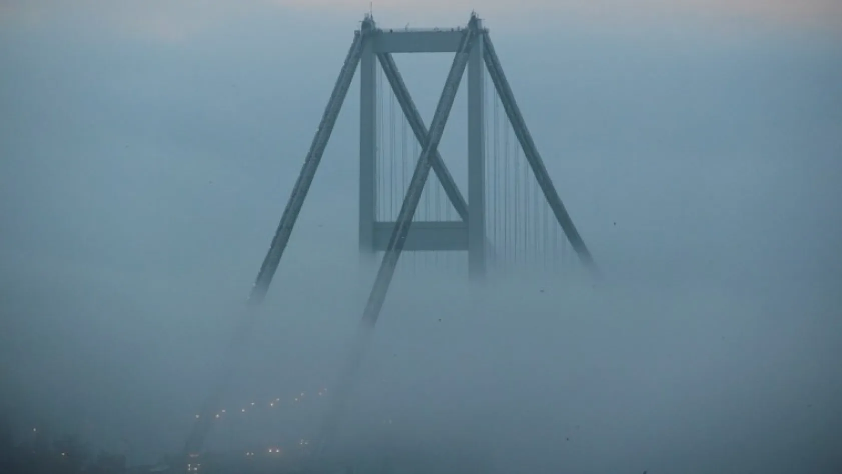 İstanbul boğazı'nda kartpostallık sis görüntüsü