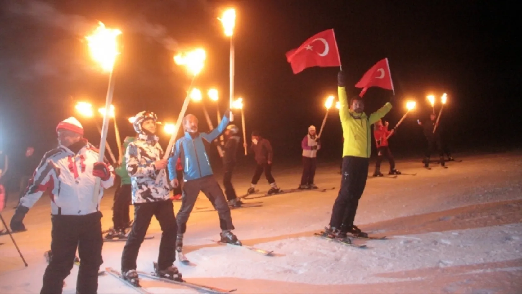 Zeytin Dalı Harekatına kayakçılardan ay yıldızlı meşaleli destek