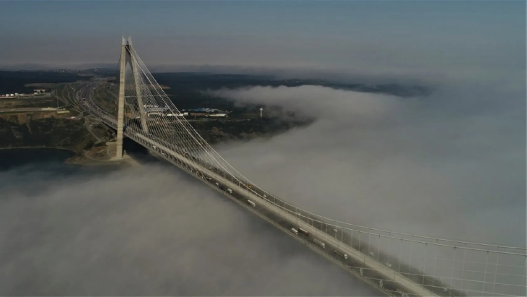 Yavuz Sultan Selim Köprüsü'nün sisler içindeki görüntüsü hayran bıraktı