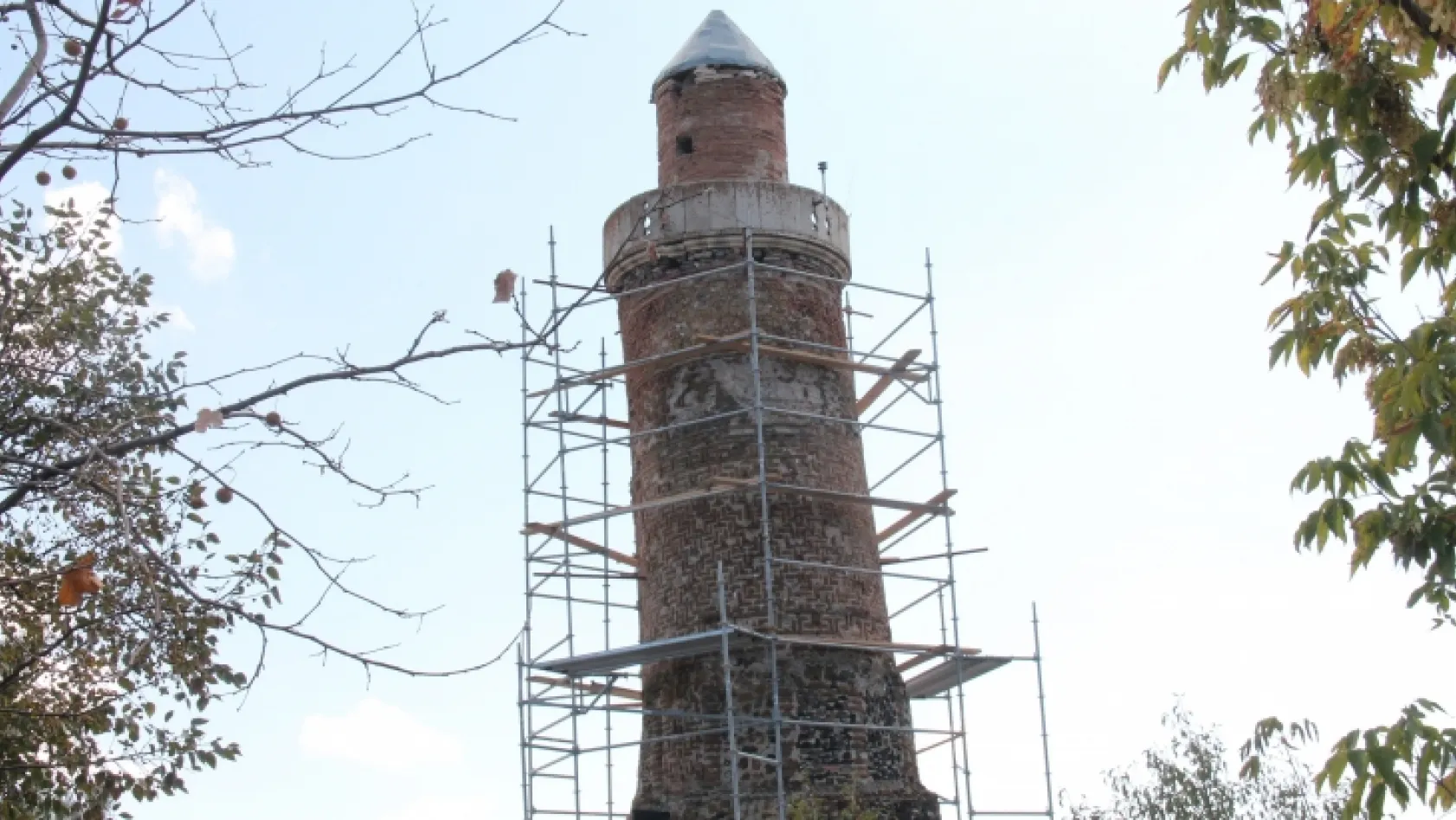 Ulu Cami'nin eğik minaresi koruma altına alınıyor