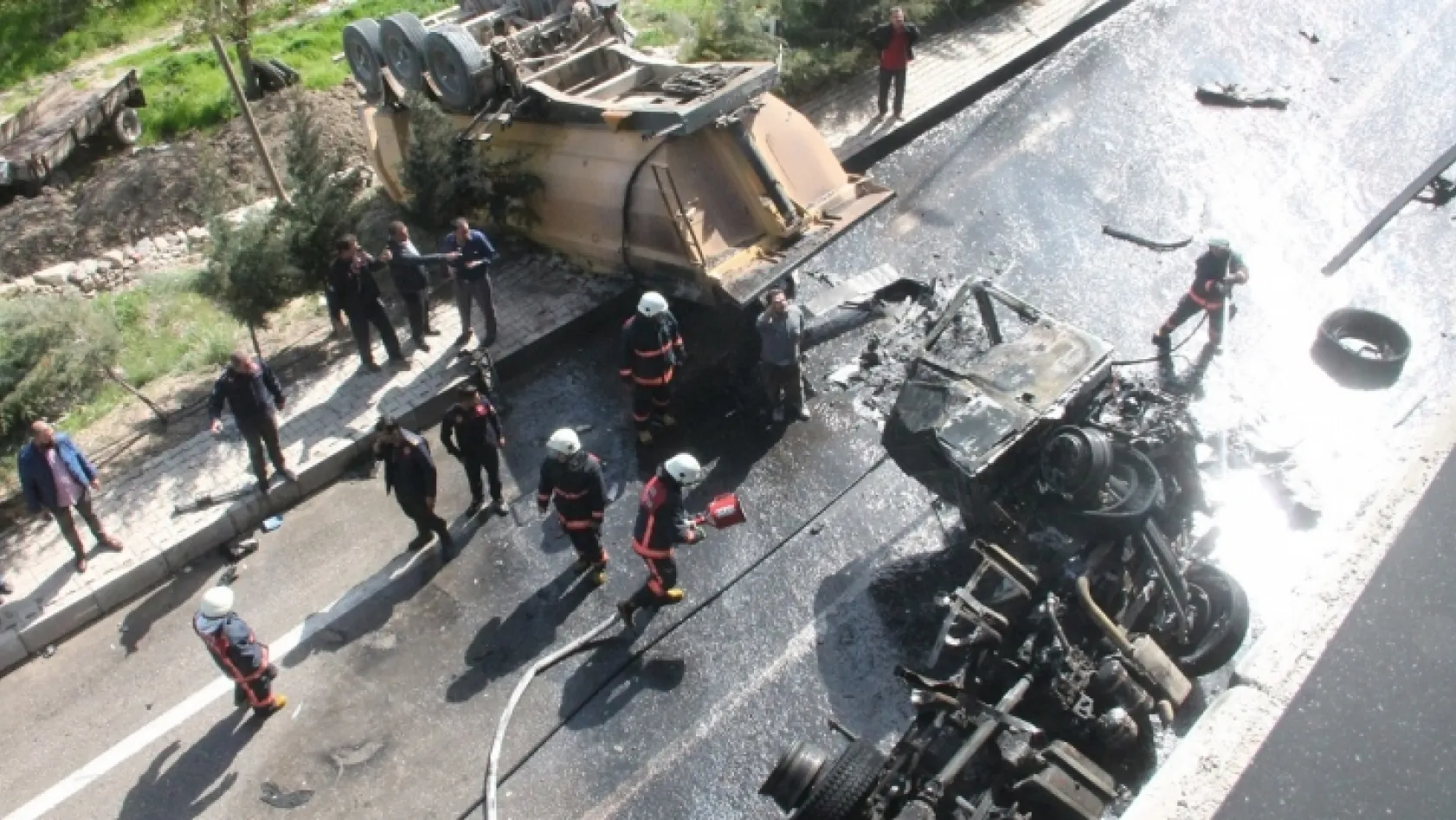 Üst geçitten düşen kamyon alev alev yandı: 2 yaralı