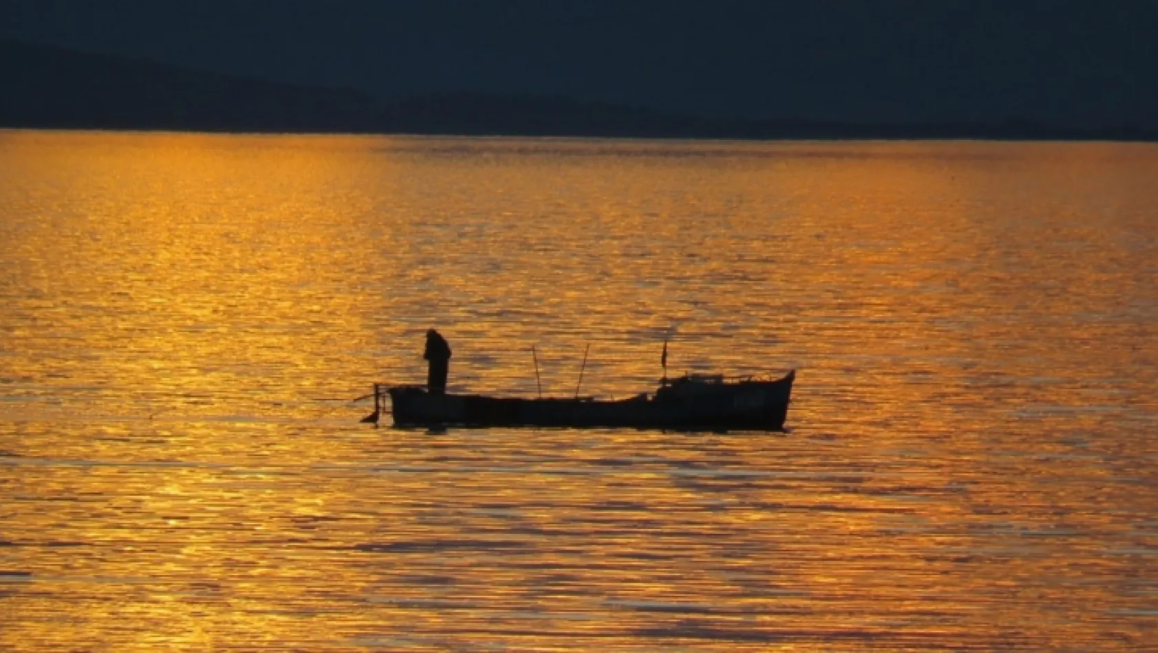 Balıkçıların kartpostallık gün batımı mesaisi