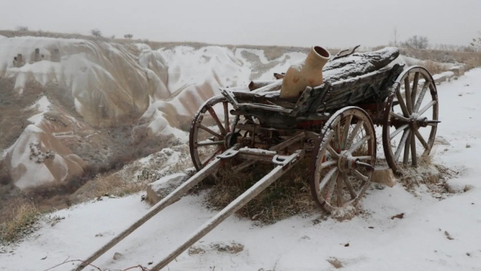 Kapadokya'da kar yağışı kartpostallık görüntüler oluşturdu