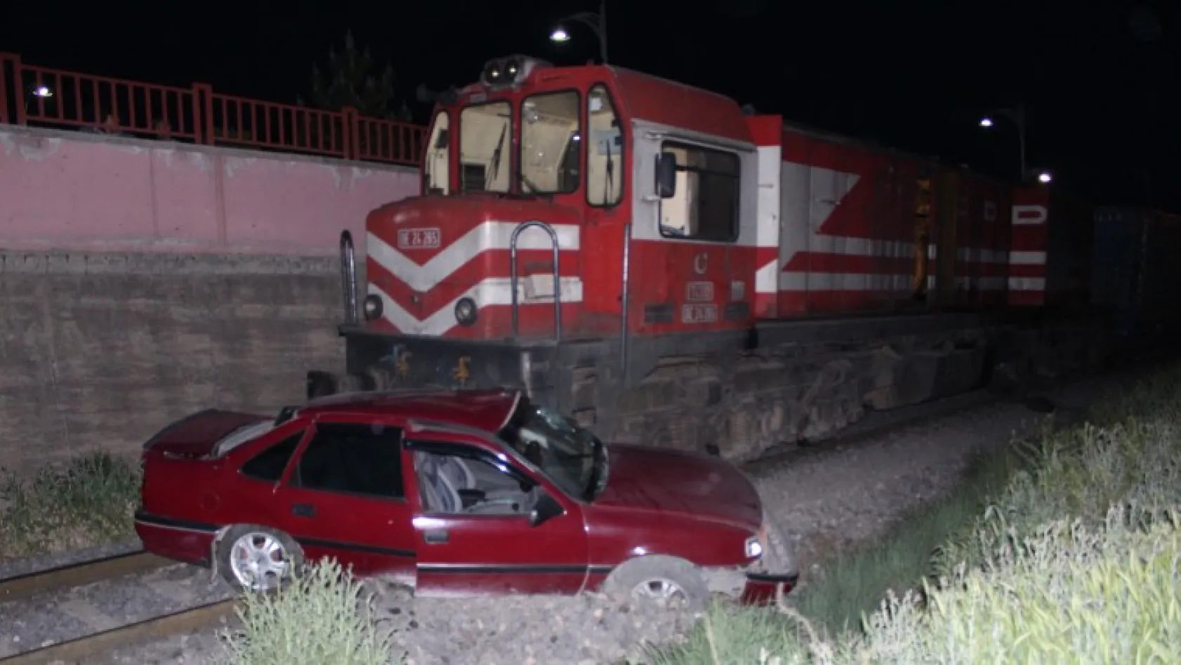 Yük treni otomobile çarptı: 1 yaralı