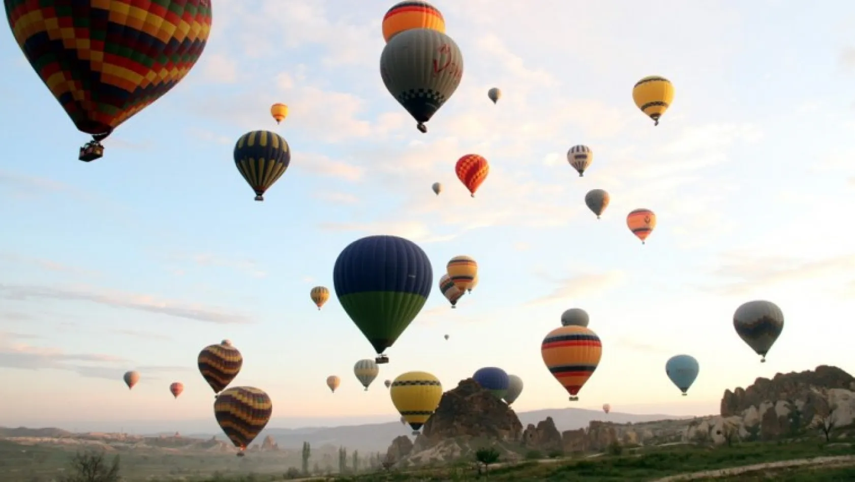 Kapadokya'da turistlerin balon ilgisi