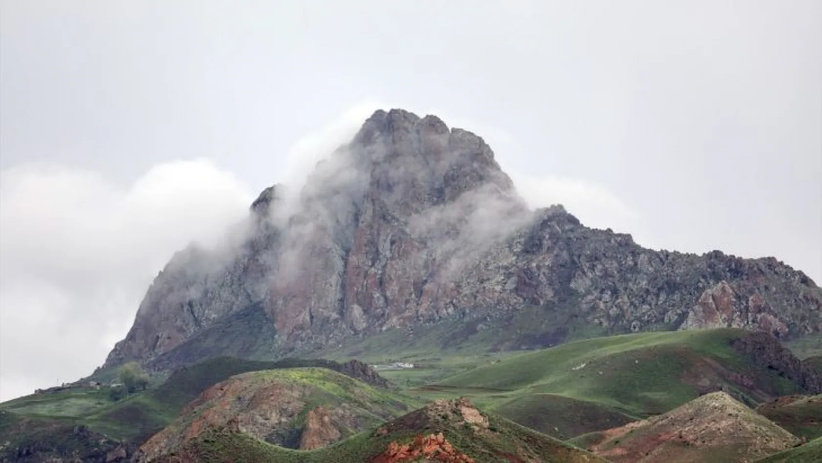 Iğdır'daki Tekelti Dağı sis bulutuyla görüntülendi