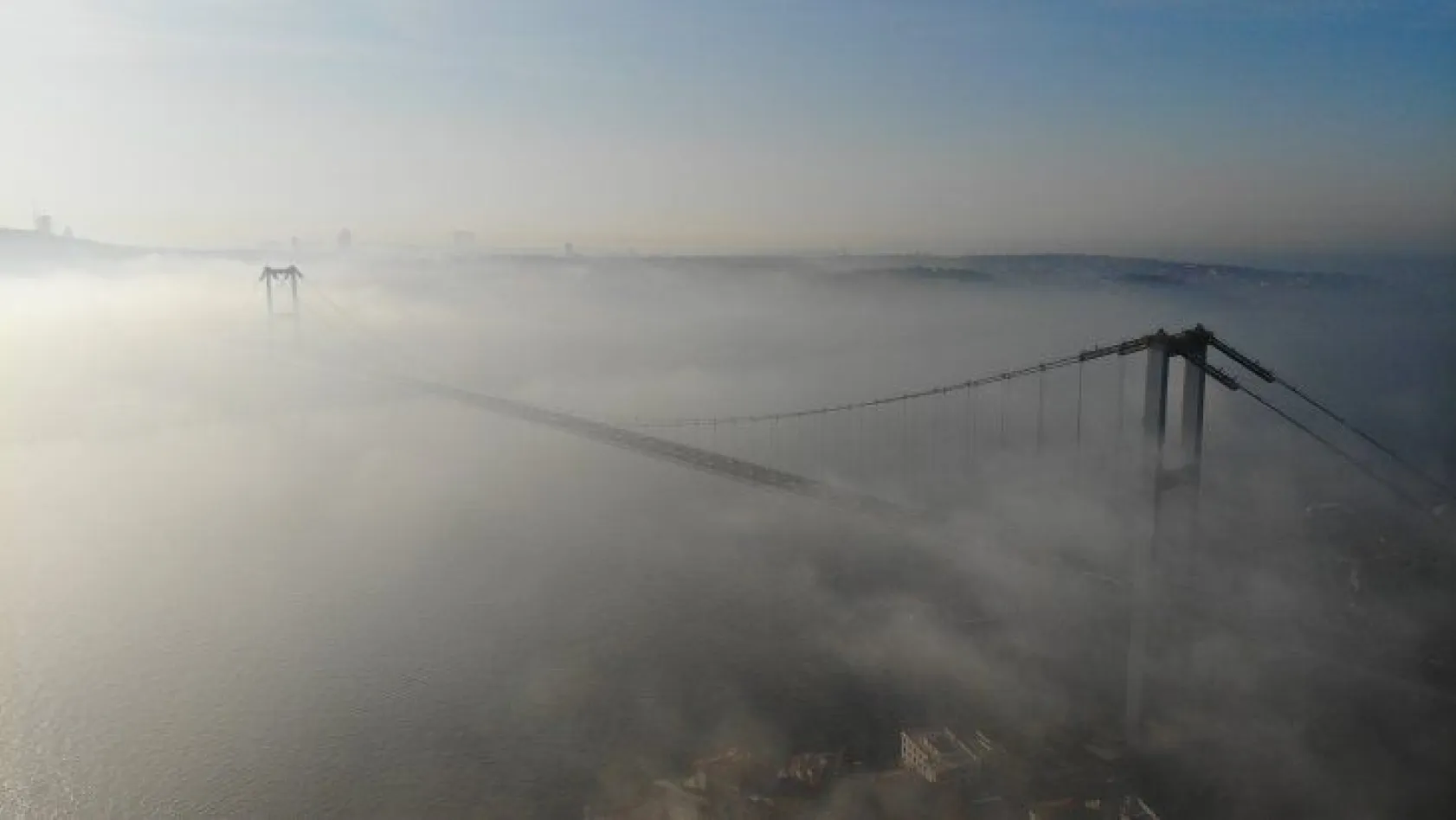 İstanbul Boğazı'nda muhteşem sis manzarası