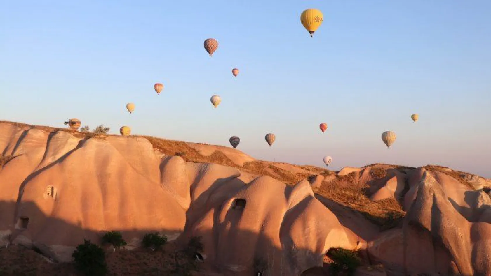 Kapadokya'da balonların gökyüzünde muhteşem dansı